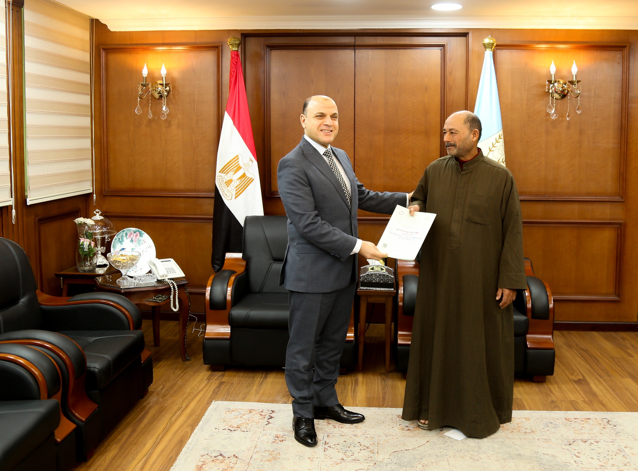 محافظ كفر الشيخ يسلم عقد تقنين محافظ كفر الشيخ يسلم عقد تقنين