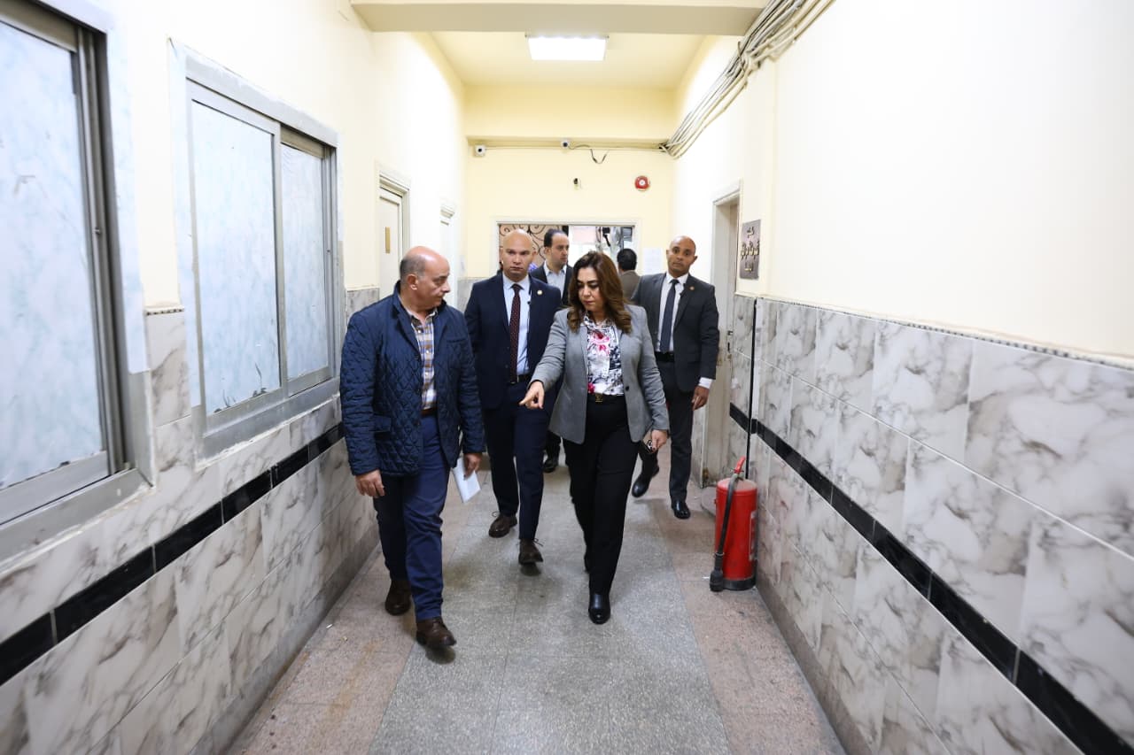 وزيرة التنمية المحلية تُقيل رئيس حي النزهة بالقاهرة وزيرة التنمية المحلية تُقيل رئيس حي النزهة بالقاهرة