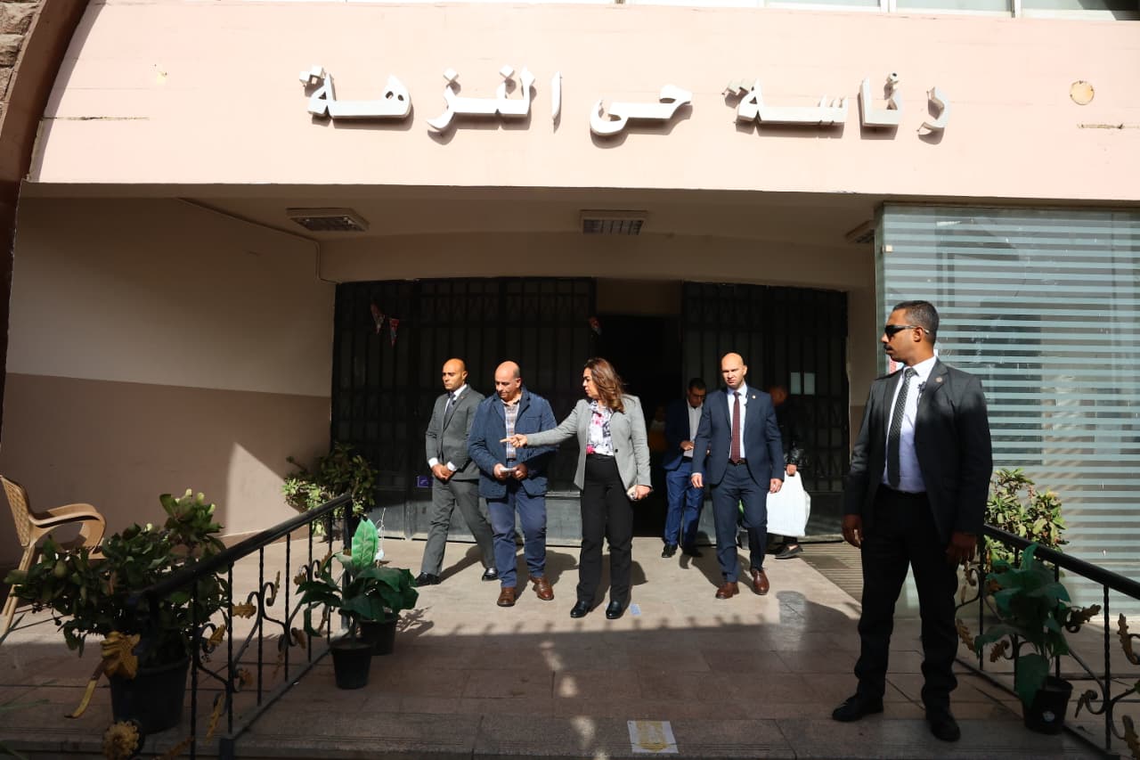 وزيرة التنمية المحلية تُقيل رئيس حي النزهة بالقاهرة خلال جولة مفاجئة وزيرة التنمية المحلية تُقيل رئيس حي النزهة بالقاهرة خلال جولة مفاجئة