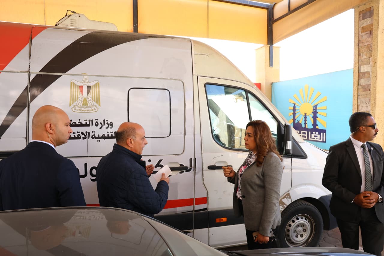 وزيرة التنمية المحلية أمام سيارة المركز التكنولوجي وزيرة التنمية المحلية أمام سيارة المركز التكنولوجي