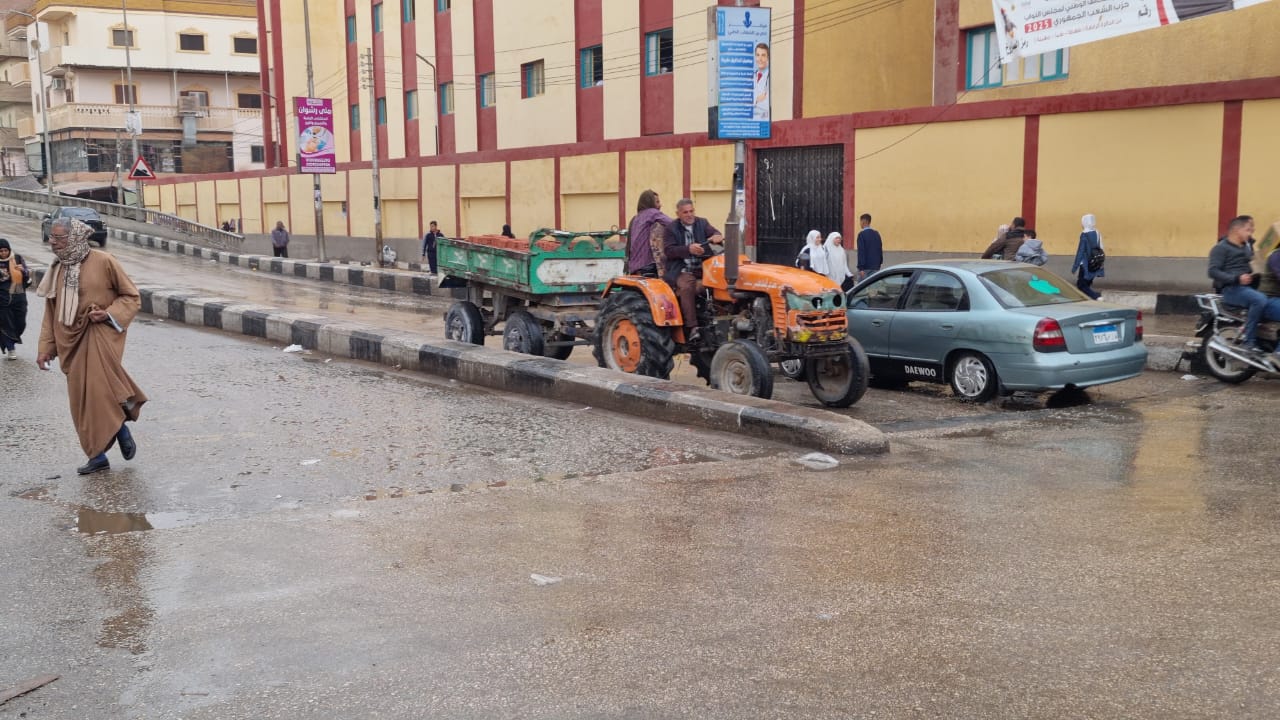 هروب الأهالى من الامطار 