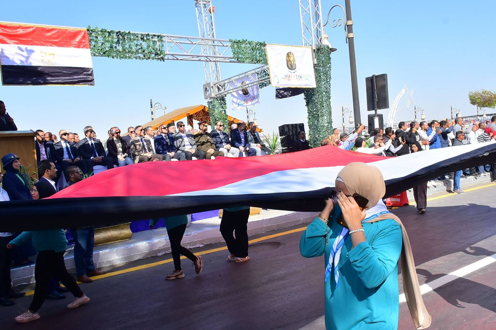 علم مصر على كورنيش النيل احتفالا بالعيد القومى للأقصر