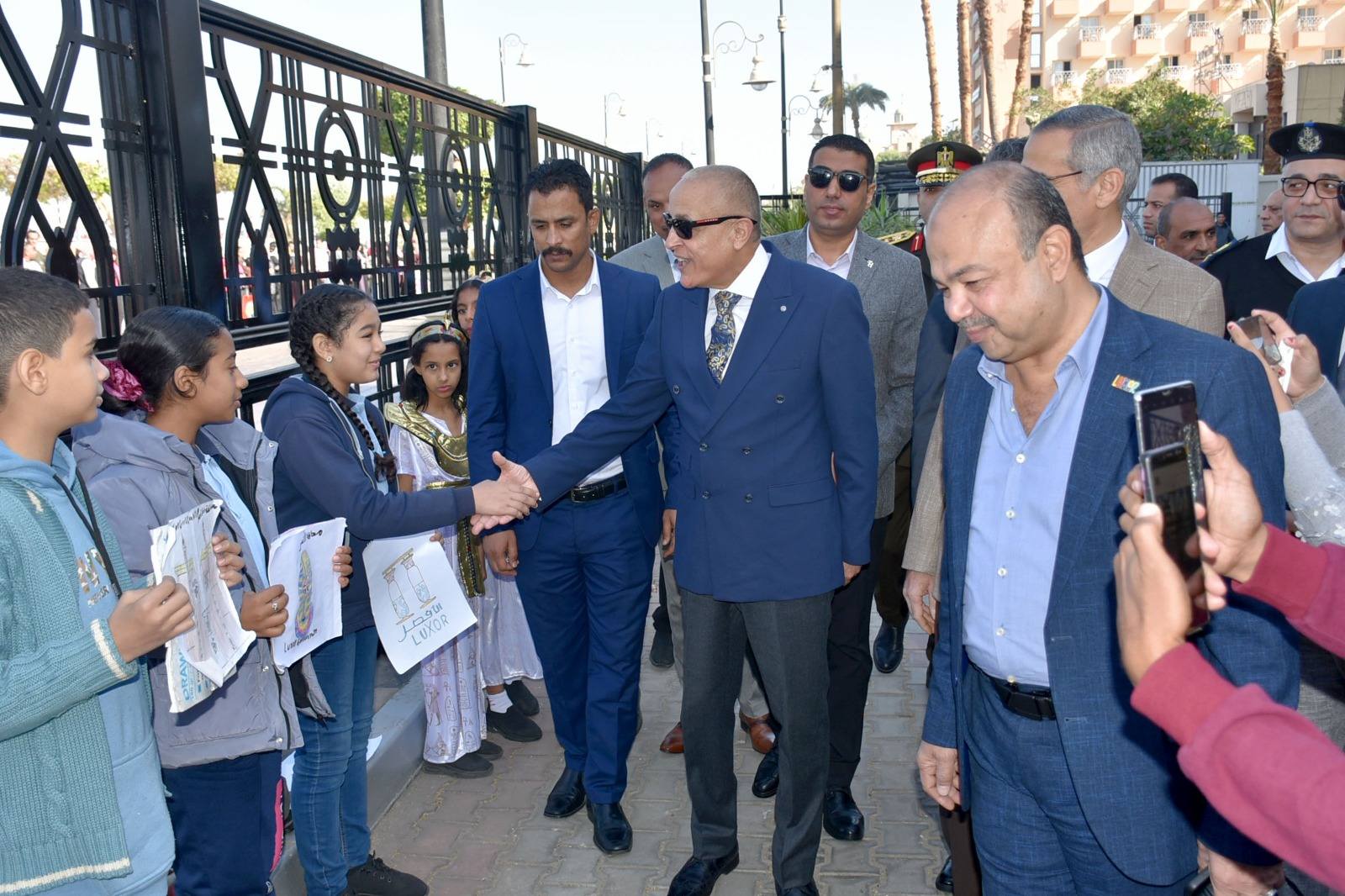 المحافظ مع فنون الأطفال خلال احتفالات العيد القومى للأقصر