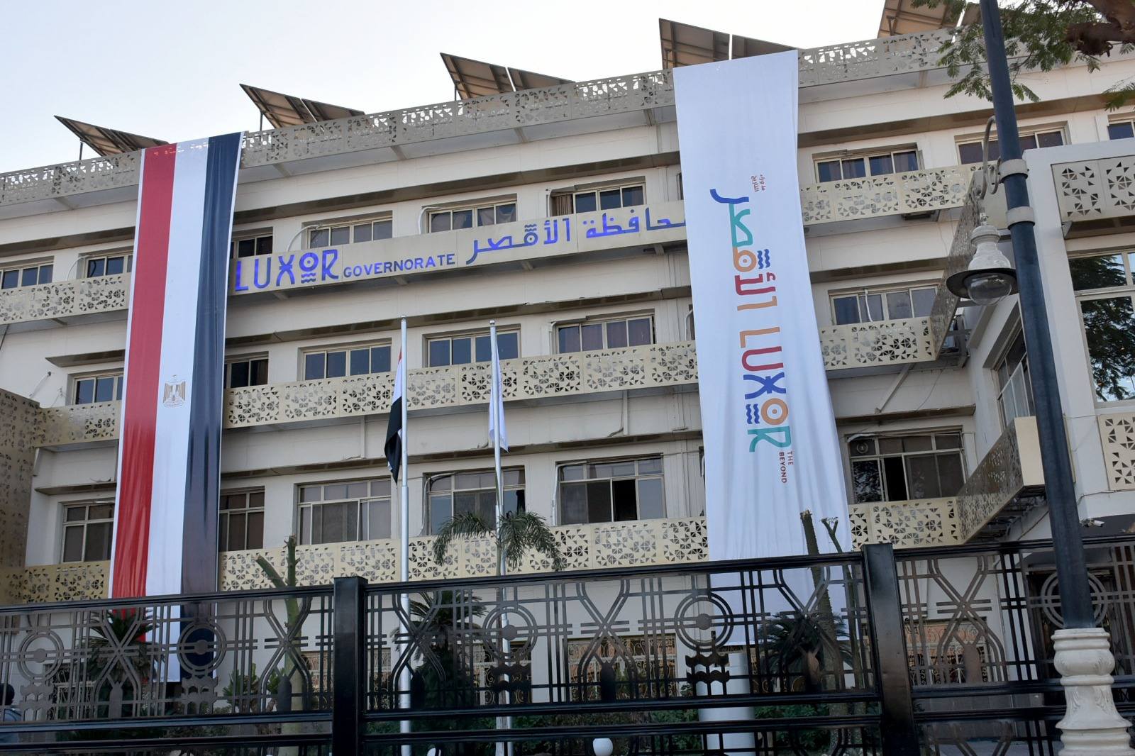 علم مصر وعلم الأقصر على مبنى ديوان المحافظة احتفالاً بالعيد القومى