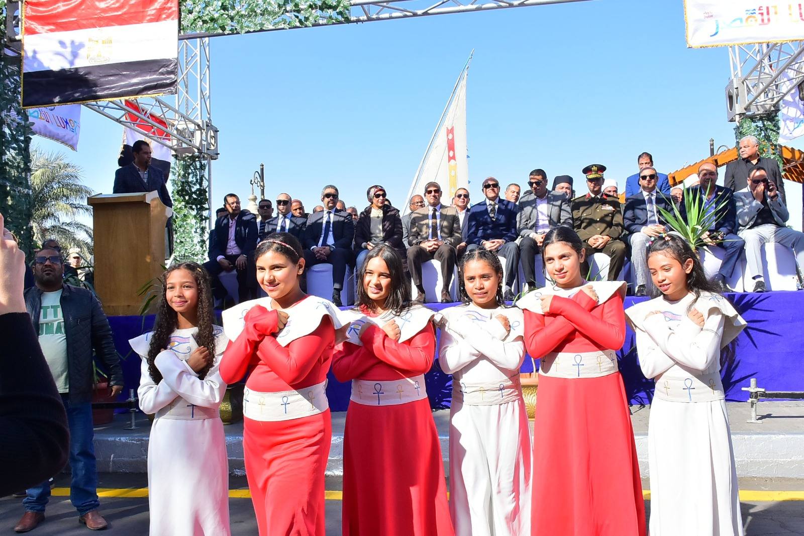 أطفال بالزي الفرعونى المبهج فى احتفالات العيد القومى للأقصر