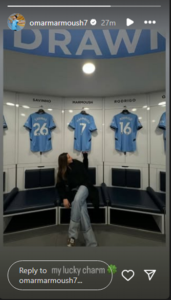 يصفها بأنها تميمة حظه يصفها بأنها تميمة حظه