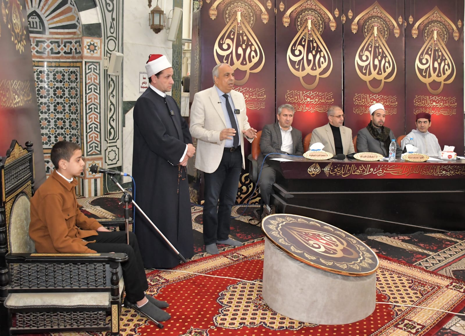 الحضور واللجنة الحضور واللجنة