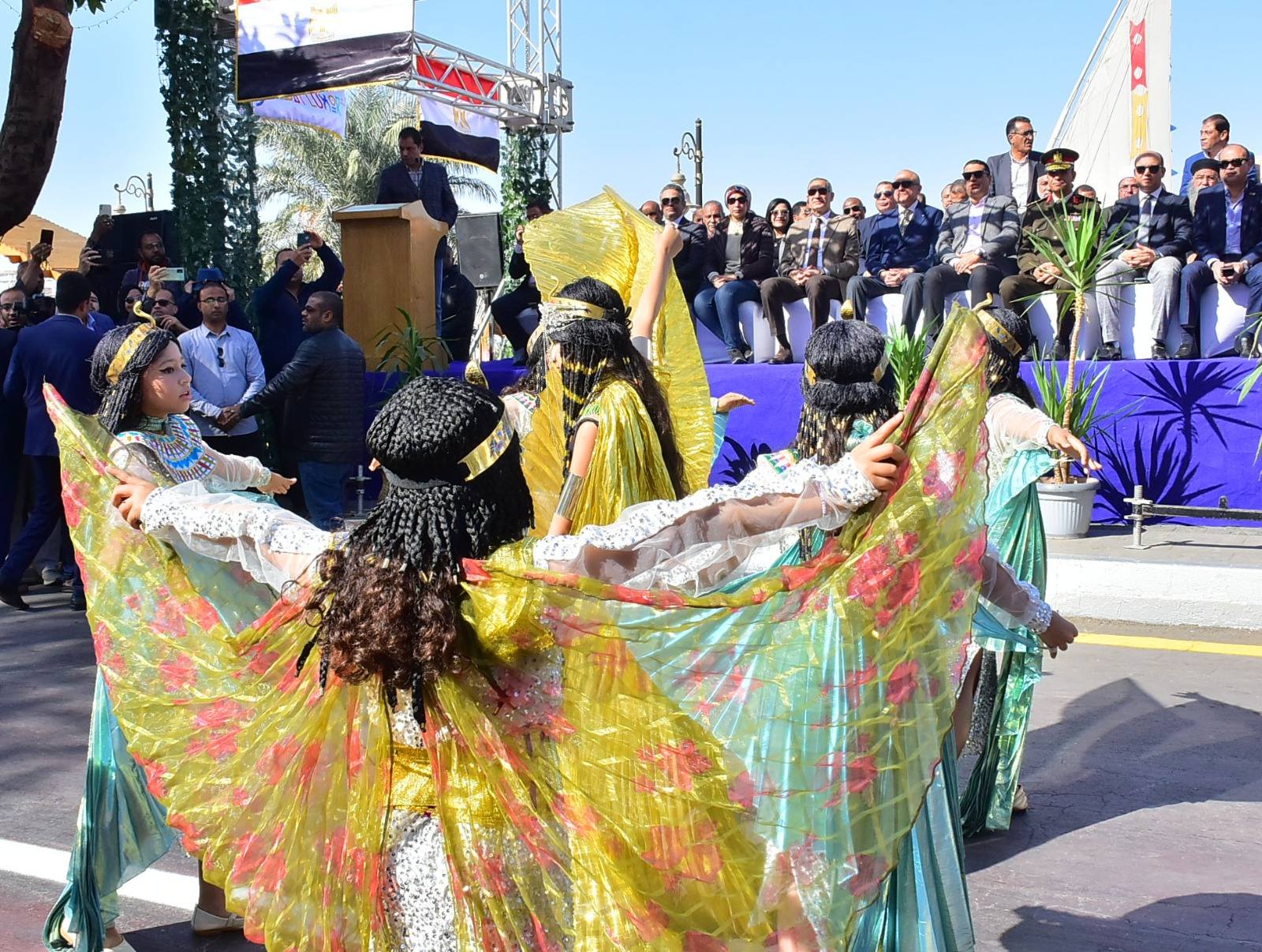 أطفال بالزي الفرعونى والصعيدي في احتفالات العيد القومى