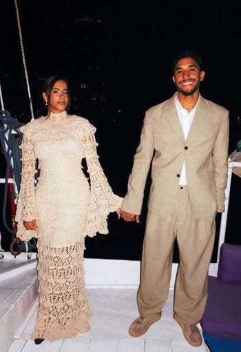 عمر مرموش وخطيبته (2)