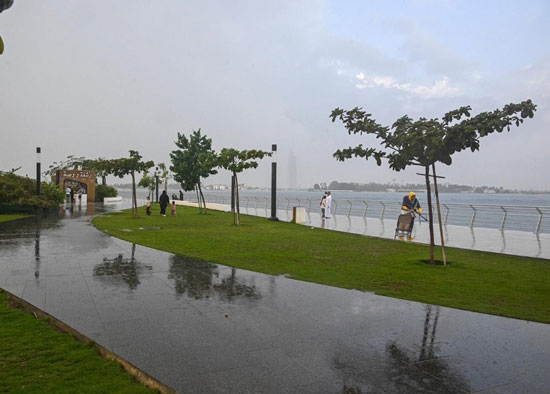 رعدية وأمطار غزيرة ضربت مدينة جدة الساحلية رعدية وأمطار غزيرة ضربت مدينة جدة الساحلية