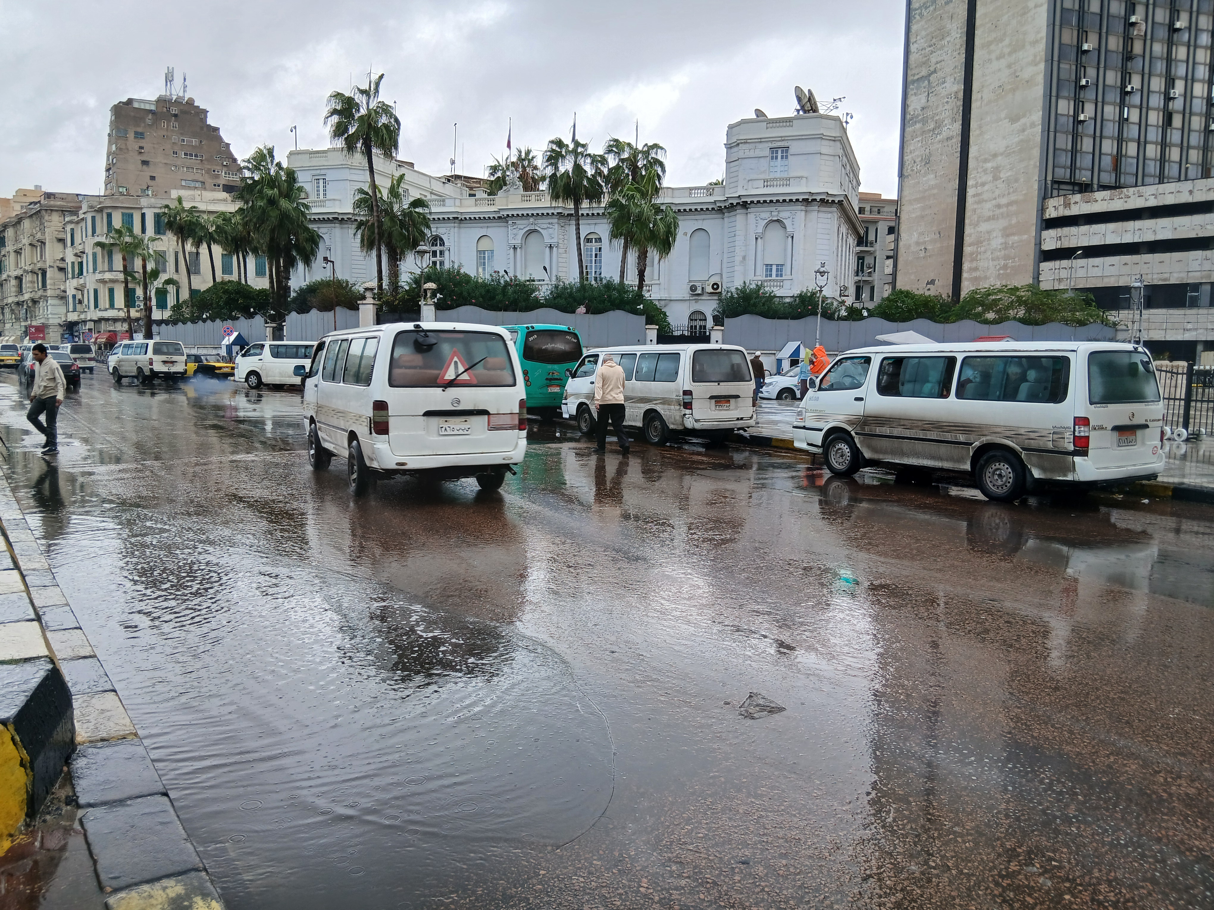 امطار غزيرة  سحب منخفضة بالإسكندرية