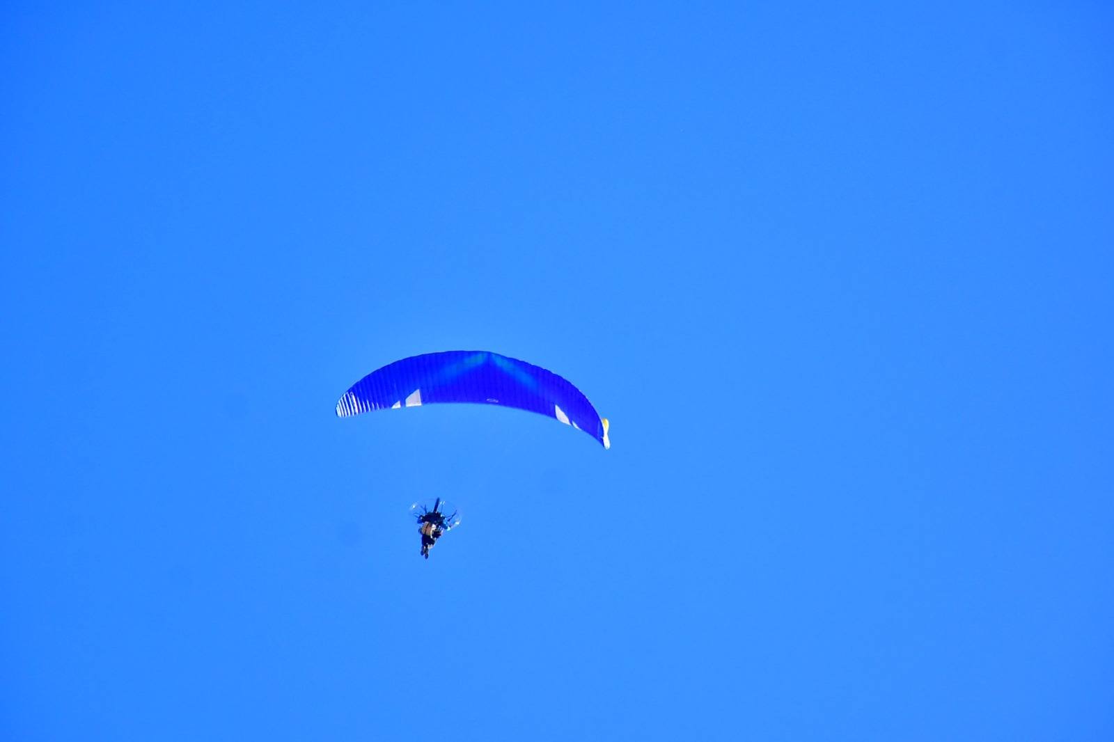 مظلات باراموتور فى السماء بهجة بالعيد القومى للأقصر