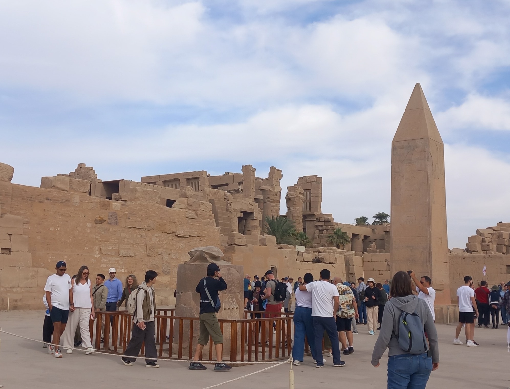 الأفواج السياحية حول الجعران المقدس بالكرنك الأفواج السياحية حول الجعران المقدس بالكرنك