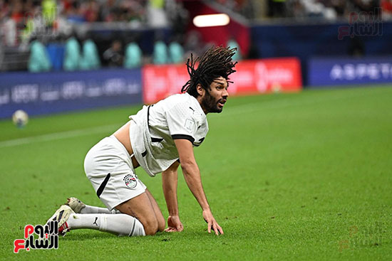 محمد النيني يتابع الكرة محمد النيني يتابع الكرة