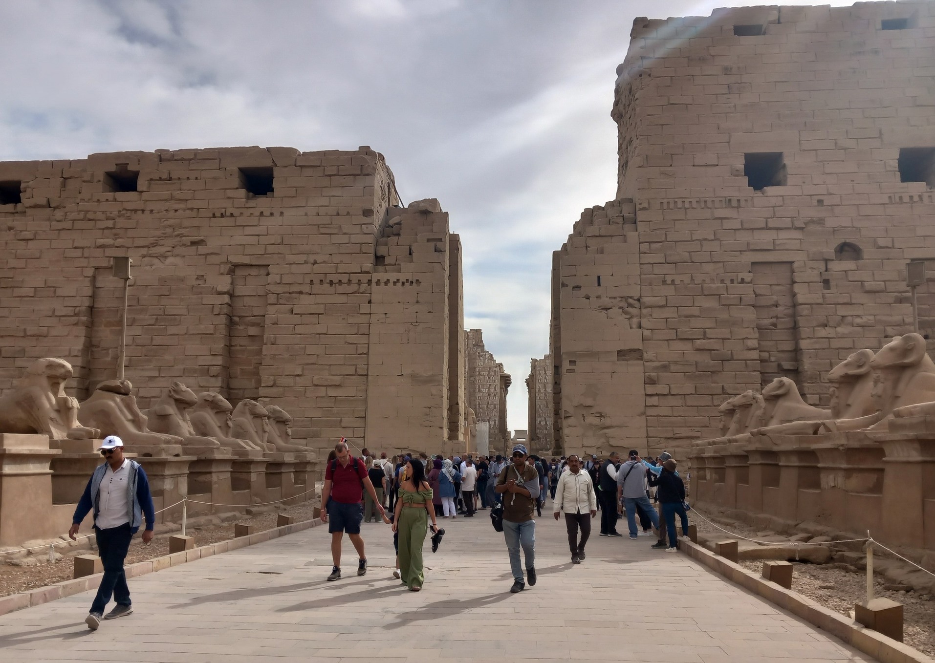 السياح يستمتعون بسحر الطقس الشتوى فى معابد الكرنك السياح يستمتعون بسحر الطقس الشتوى فى معابد الكرنك