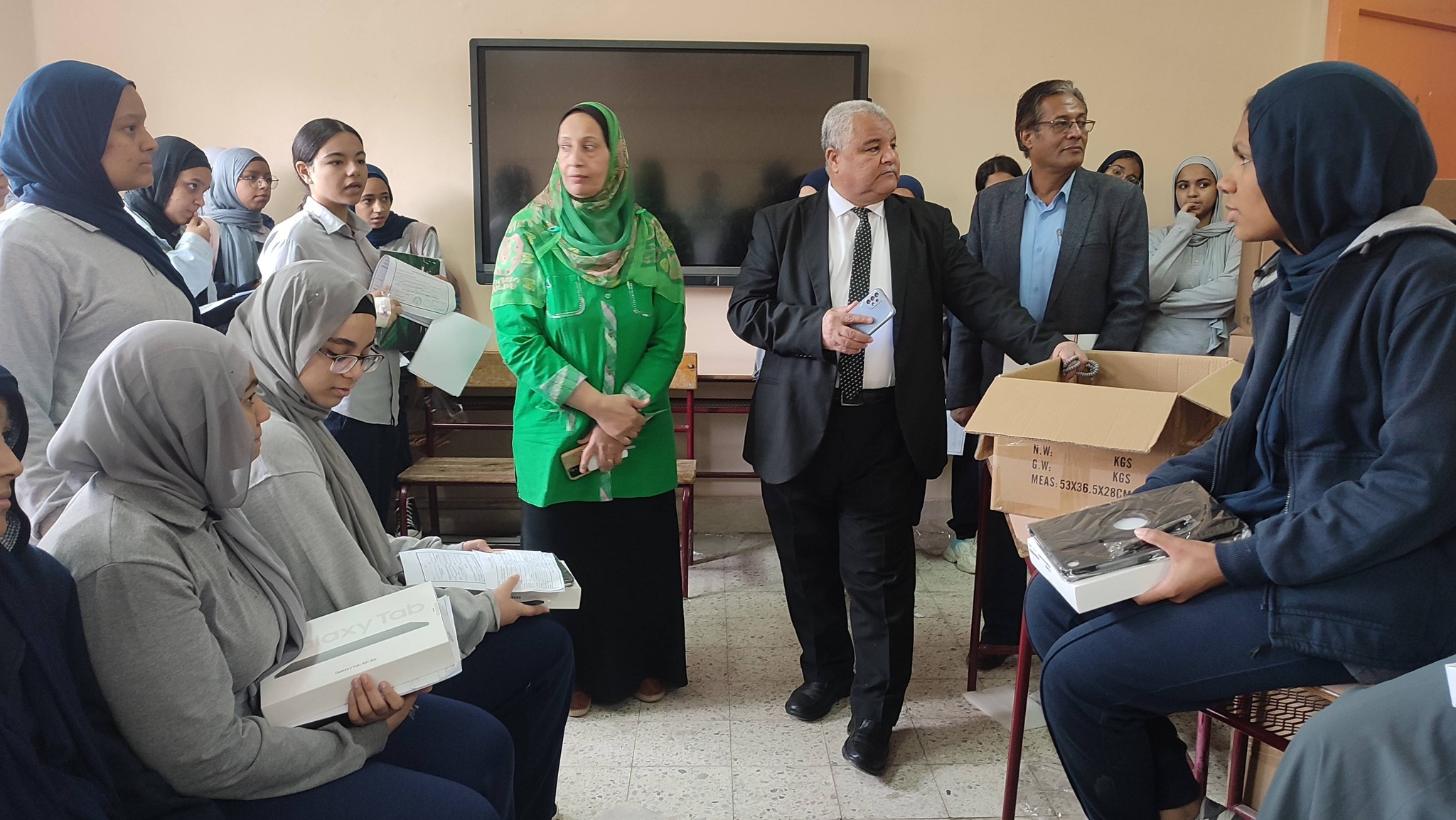 وكيل التعليم يتابع عملية تسليم أجهزة التابلت لطالبات الصف الأول الثانوي