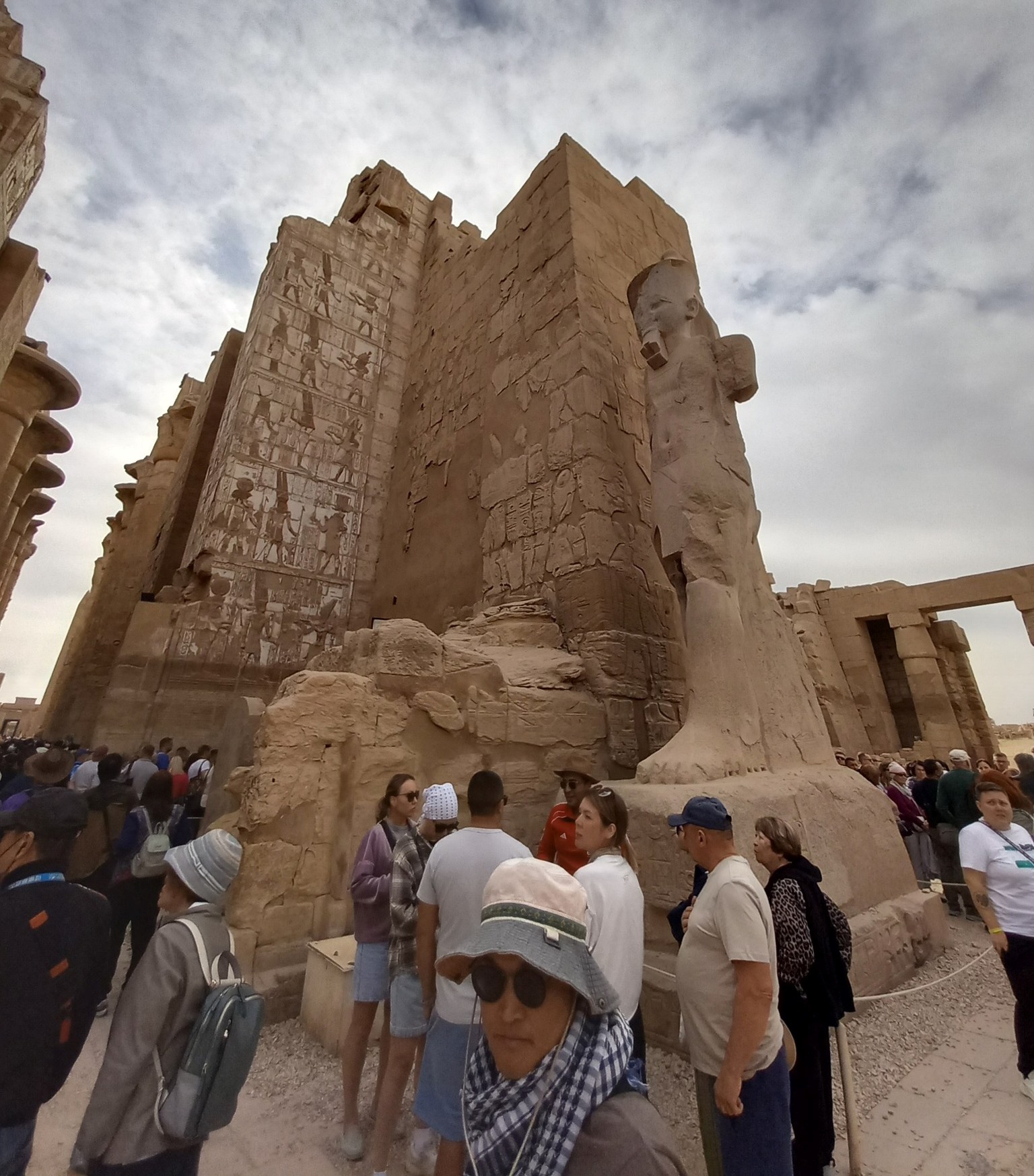 افواج تتوافد على الكرنك من حول العالم افواج تتوافد على الكرنك من حول العالم