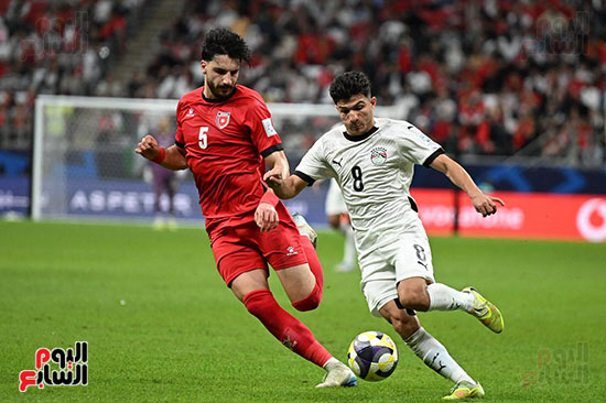 وقام بالضغط على إسلام عيسى وقام بالضغط على إسلام عيسى