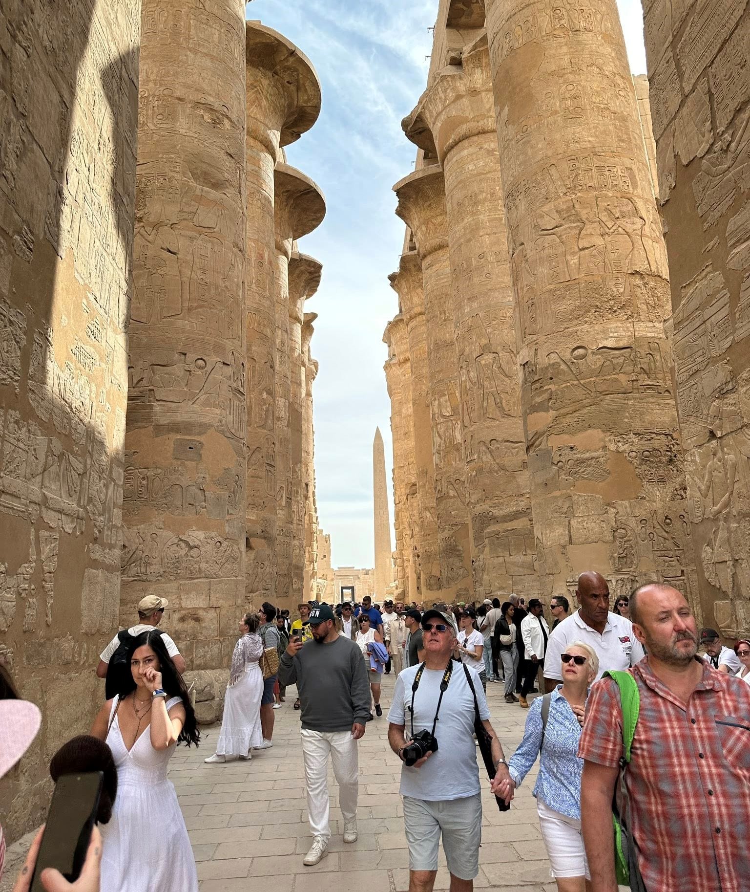 زيارات مميزة من سياح العالم بين أعمدة الكرنك زيارات مميزة من سياح العالم بين أعمدة الكرنك
