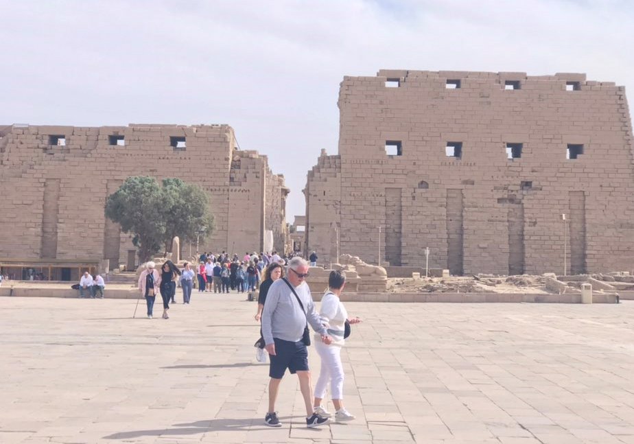 جانب من الزيارات السياحية الكبيرة بمعابد الكرنك جانب من الزيارات السياحية الكبيرة بمعابد الكرنك