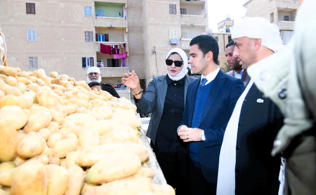 نائب محافظ مطروح ومديرة التموين ورئيس الغرفة التجارية نائب محافظ مطروح ومديرة التموين ورئيس الغرفة التجارية