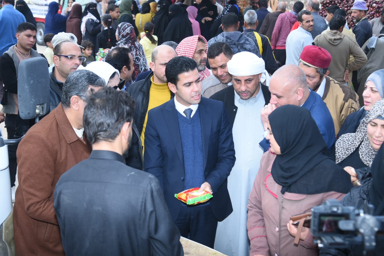 نائب محافظ مطروح يطمئن من المواطنين على جودة السلع وتخفيض الاسعار نائب محافظ مطروح يطمئن من المواطنين على جودة السلع وتخفيض الاسعار