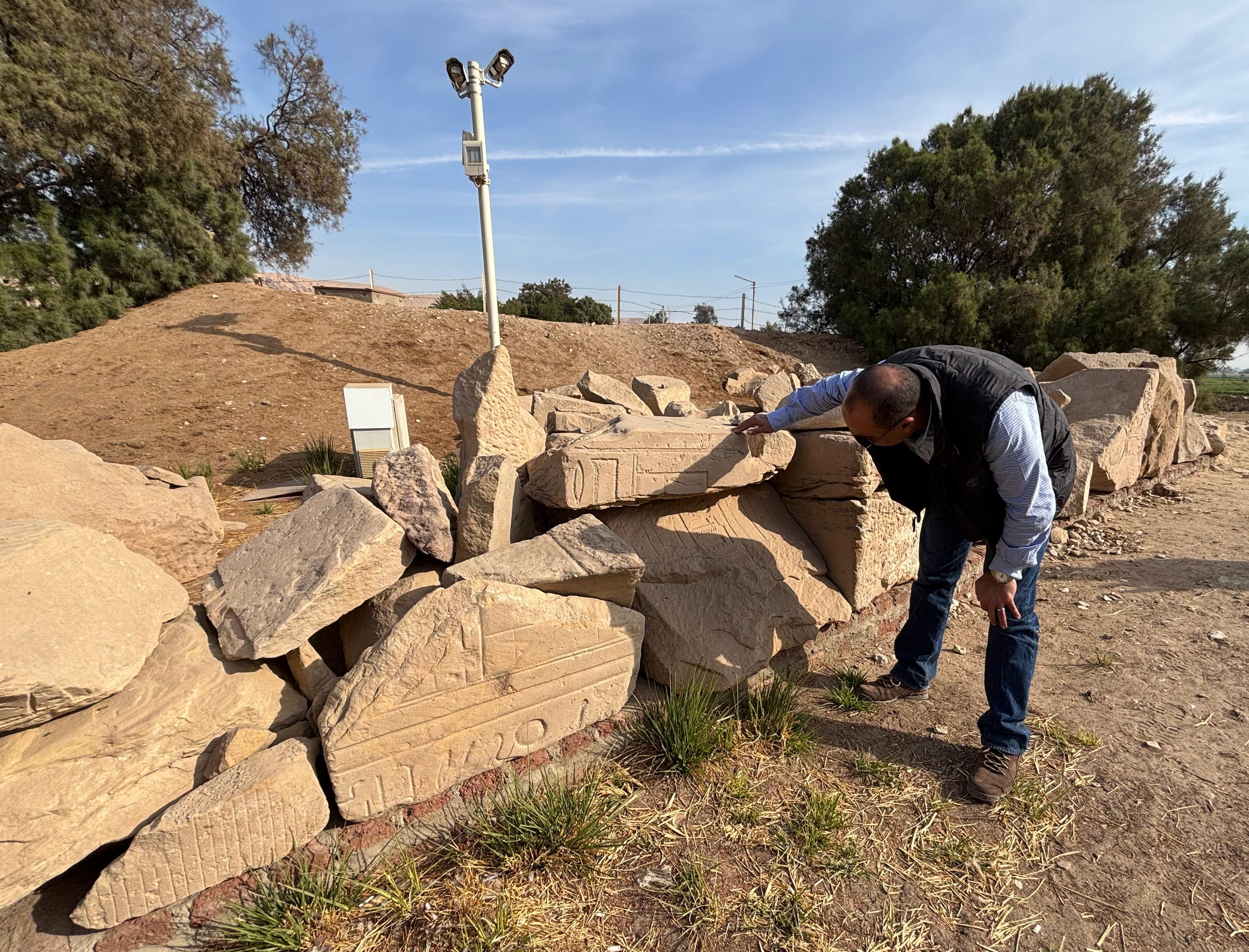 تجميع أجزاء وقطع للبدء فى ترميمها بمشروع معبد الرمسيوم