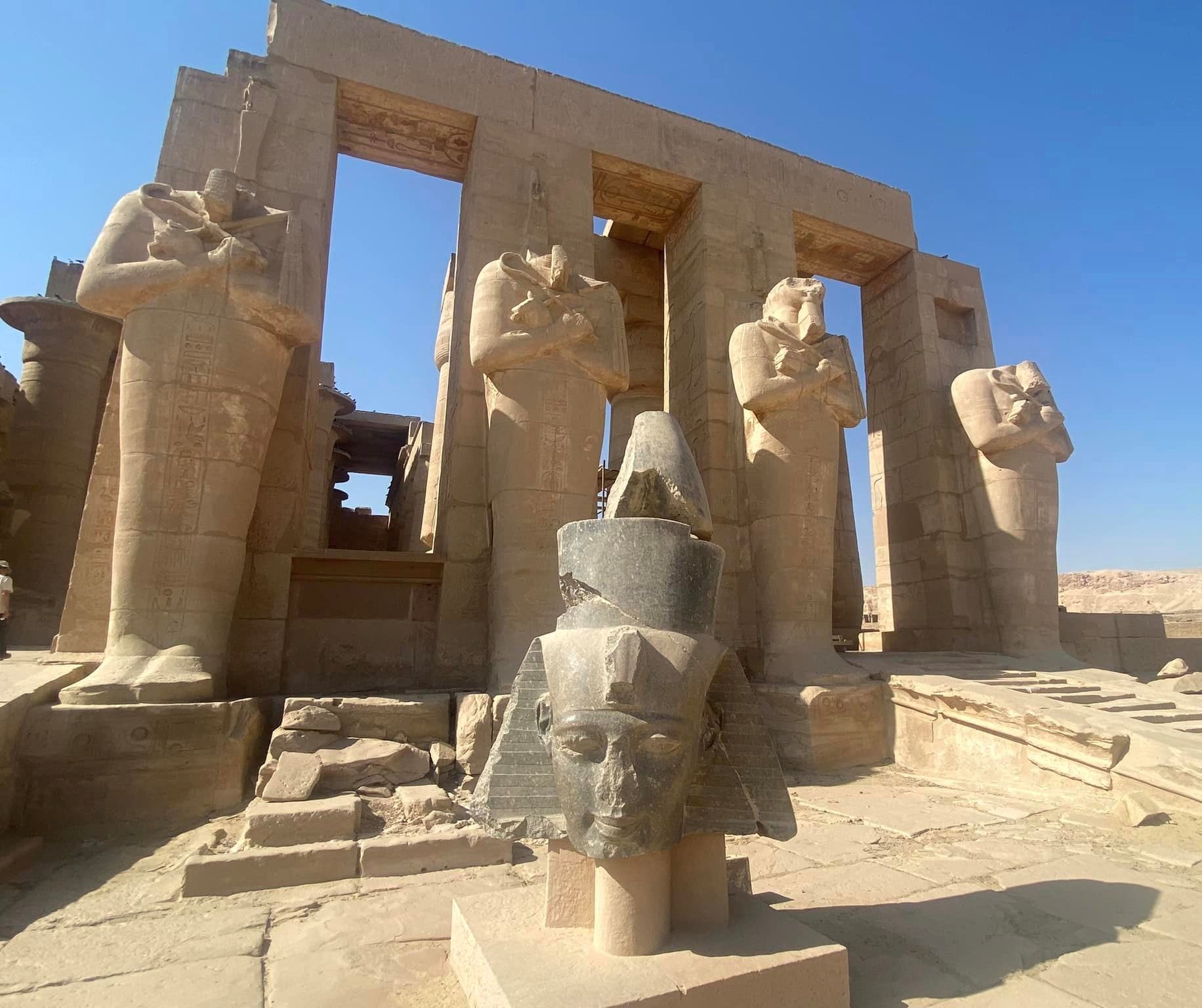 Ras Ramses II عند مدخل معبد Ramsium