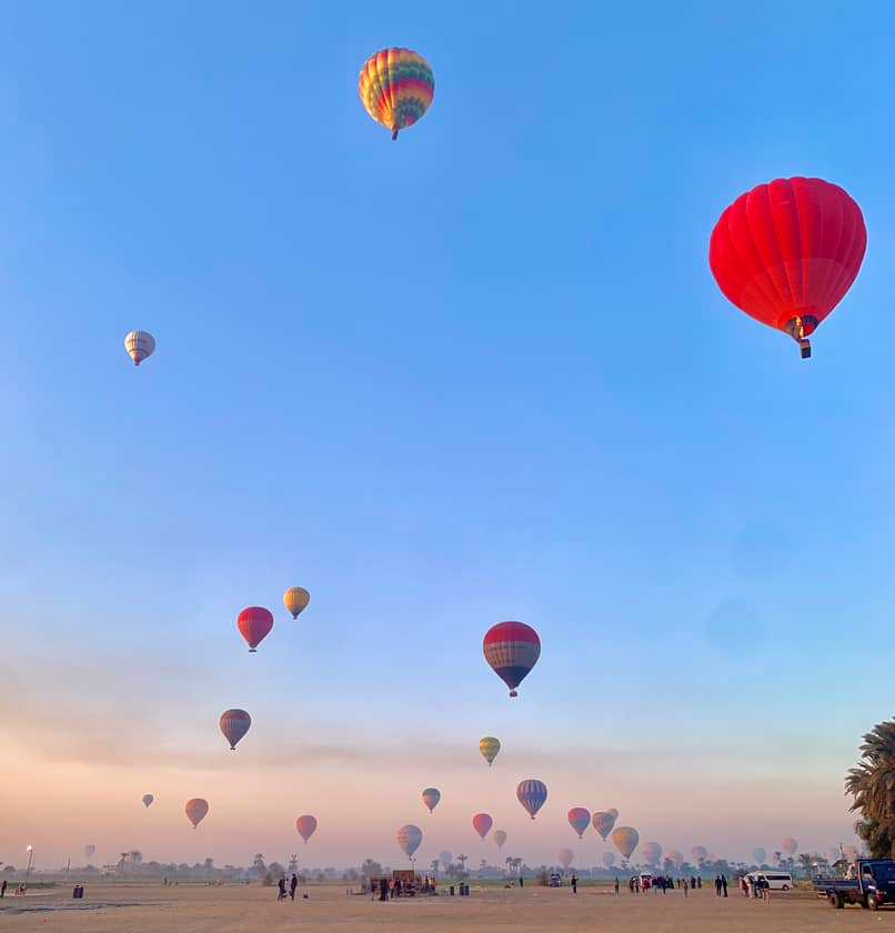 لحظات إقلاع رحلات البالون الطائر فى غرب الأقصر لحظات إقلاع رحلات البالون الطائر فى غرب الأقصر
