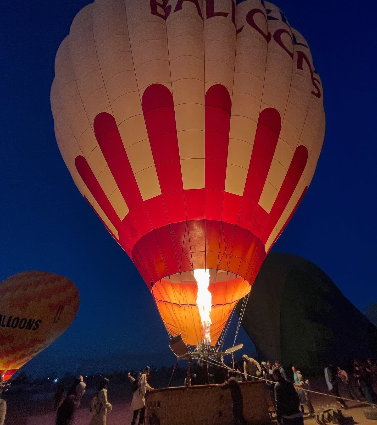 السياح خلال التوجه للبالونات قبل التحليق فى السماء السياح خلال التوجه للبالونات قبل التحليق فى السماء