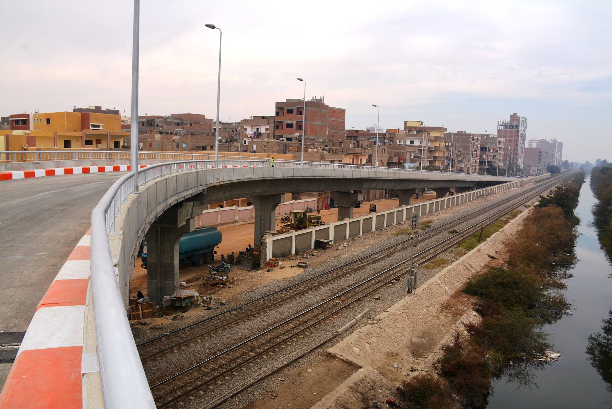 الكوبرى يمر اعلى السكة الحديد الكوبرى يمر اعلى السكة الحديد