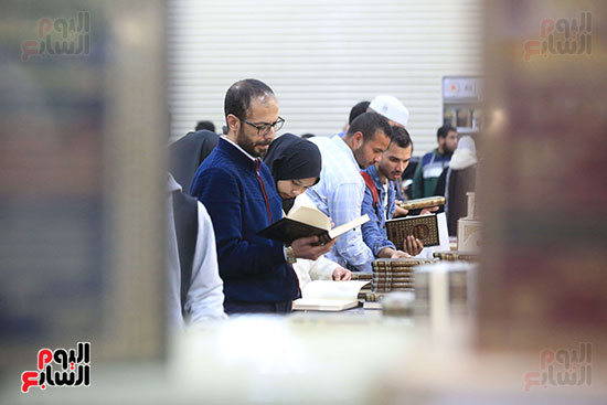 إقبال علىشراء الكتب إقبال علىشراء الكتب