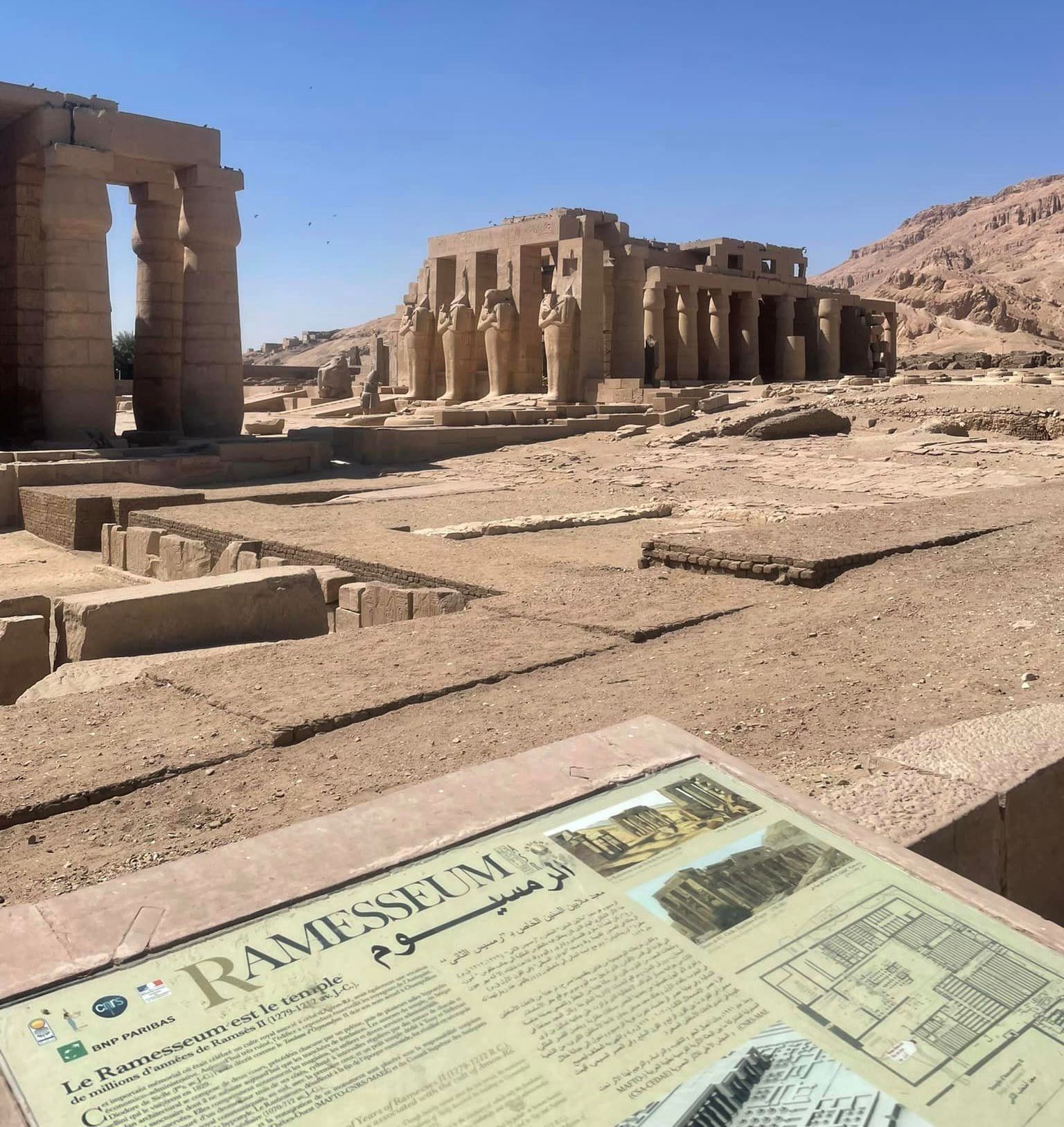 معبد الرمسيوم تحفة فنية بناها الملك رمسيس الثانى بتسجيل وقائع معركة قادش