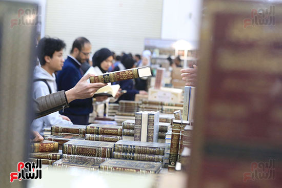 تفحص الكتب داخل المعرض تفحص الكتب داخل المعرض