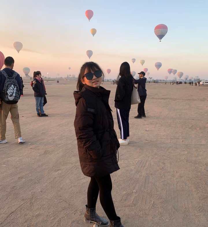 بهجة سائحة صينية خلال التواجد فى أرض مطار البالون بهجة سائحة صينية خلال التواجد فى أرض مطار البالون