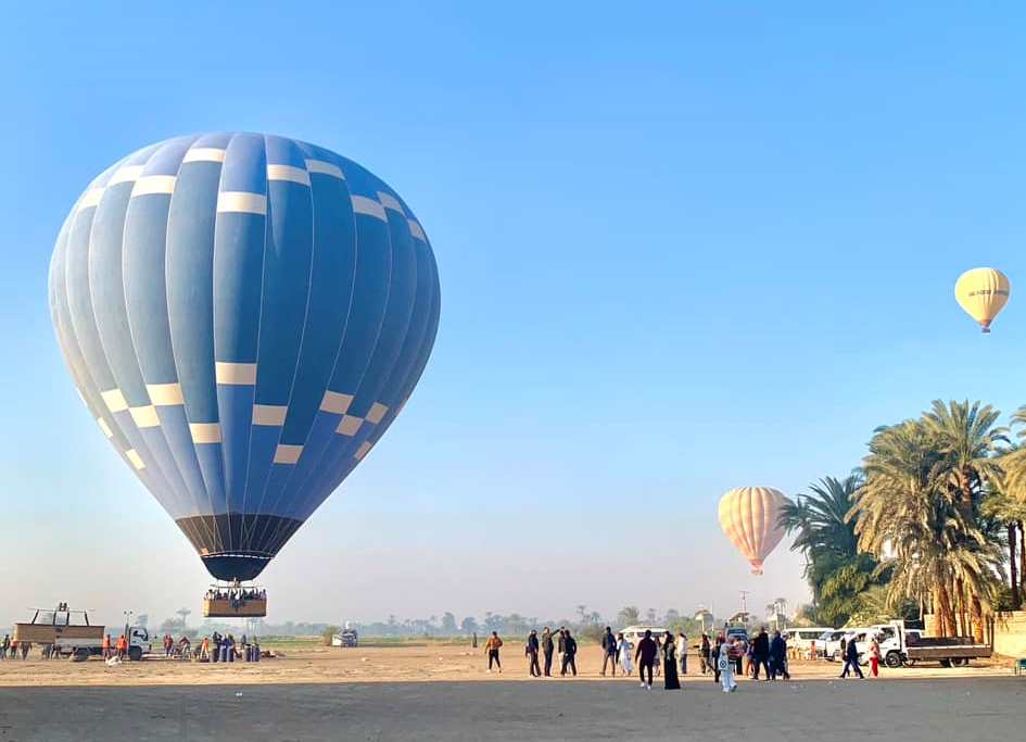 توافد السياح بأرض مطار البالون قبل تحليق الرحلات توافد السياح بأرض مطار البالون قبل تحليق الرحلات