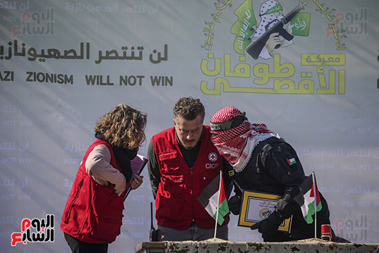 مقاتلى القسام مع رجال الصليب الأحمر مقاتلى القسام مع رجال الصليب الأحمر