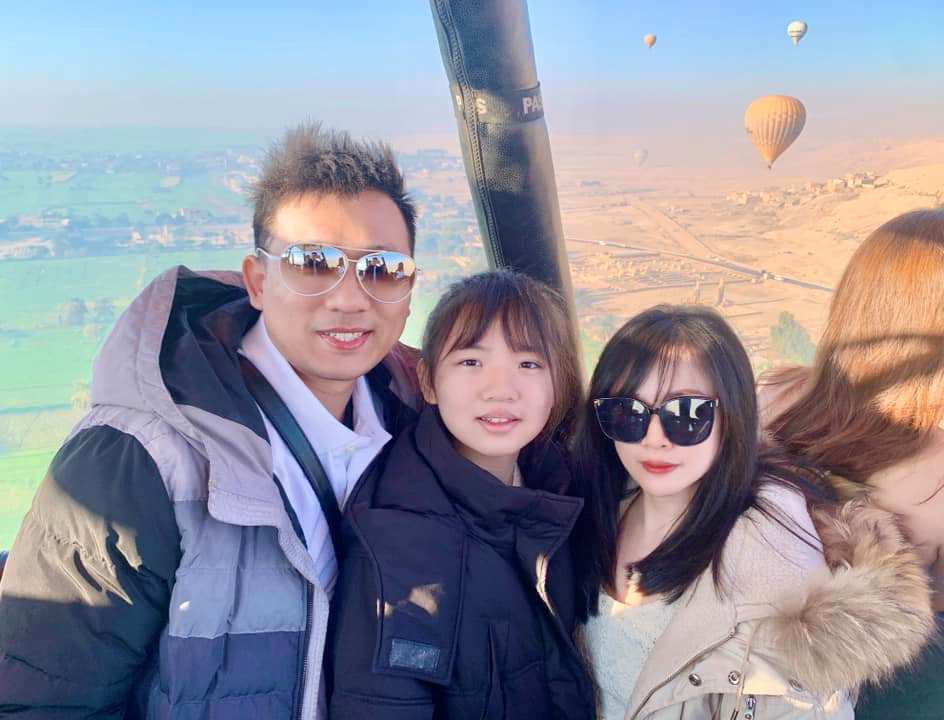 صور تذكارية للسائحين على متن رحلات البالون الطائر صور تذكارية للسائحين على متن رحلات البالون الطائر