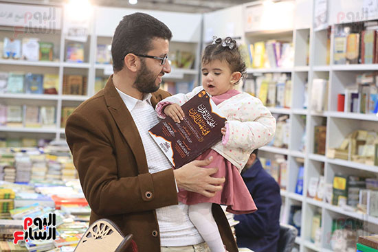 الأطفال مع الأباء فى معرض الكتاب الأطفال مع الأباء فى معرض الكتاب