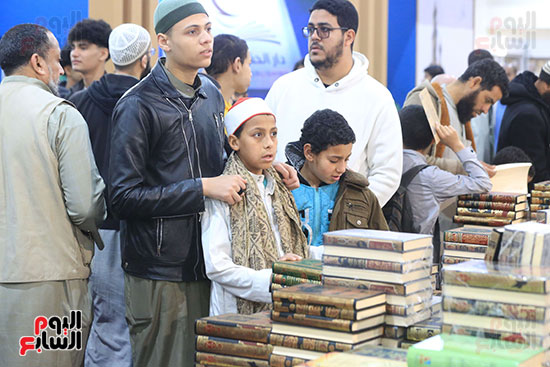 الكبار والصغار داخل جناح الأزهر فى معرض الكتاب الكبار والصغار داخل جناح الأزهر فى معرض الكتاب