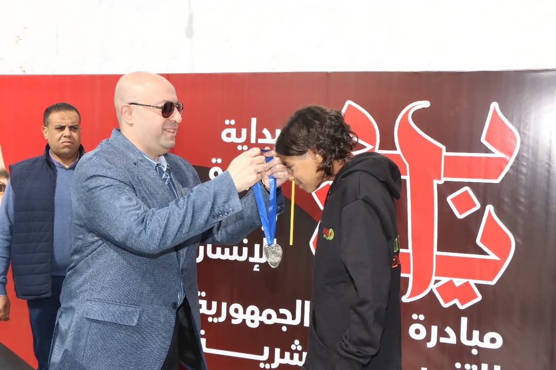 محافظ بني سويف يكرم إحدى اللاعبات