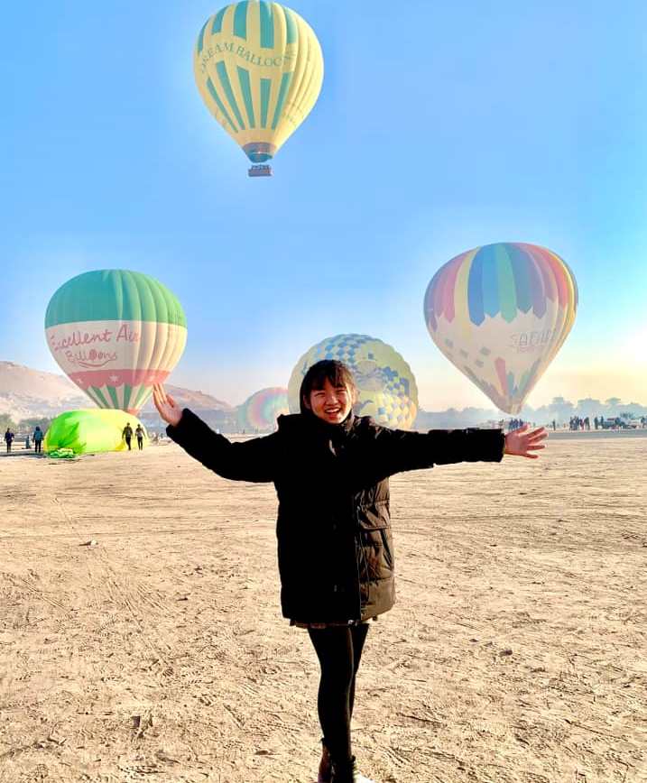 فرحة طفلة أجنبية خلال المشاركة فى رحلات البالون الطائر فرحة طفلة أجنبية خلال المشاركة فى رحلات البالون الطائر