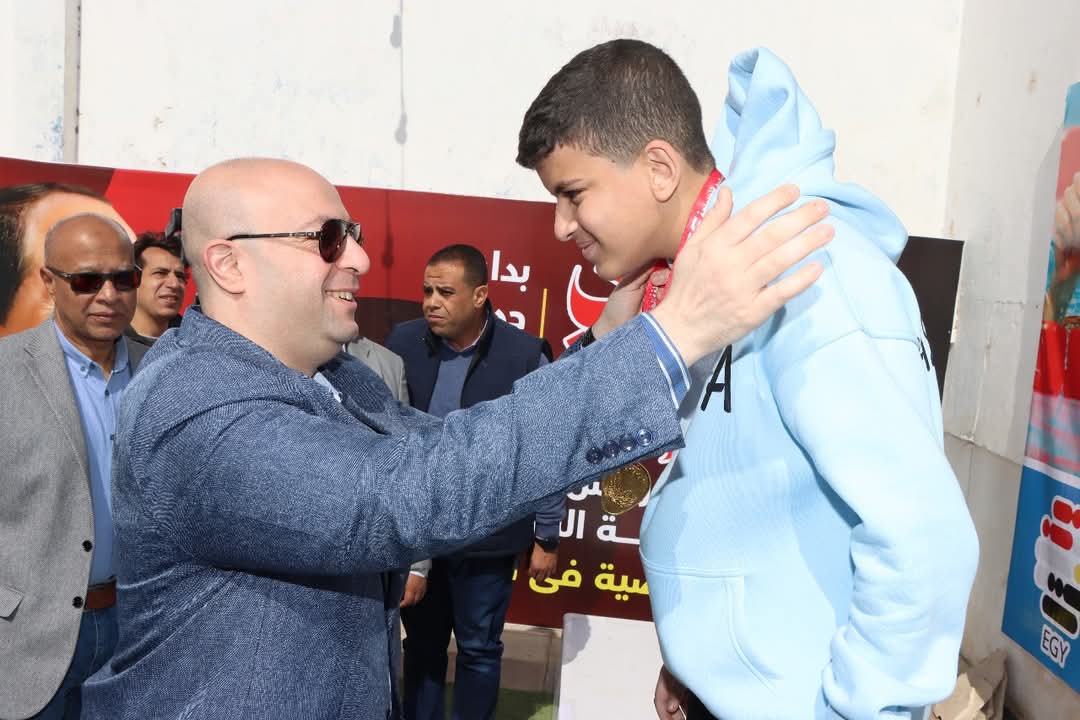 محافظ بني سويف يسلم الميداليات محافظ بني سويف يسلم الميداليات