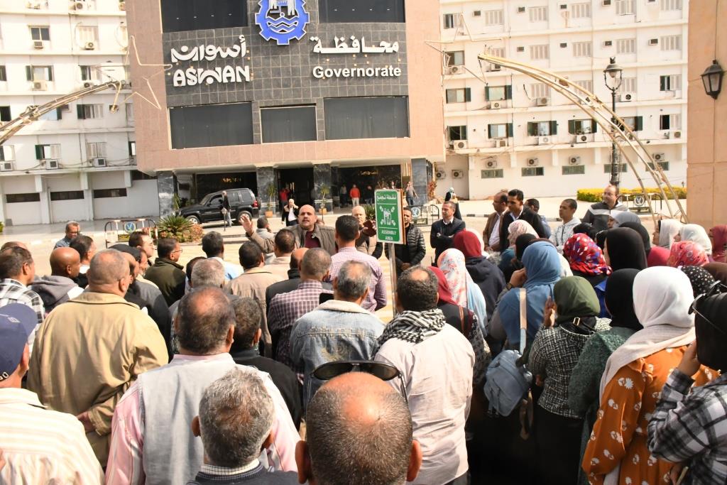 الموظلون خارج مقر العمل بديوان المحافظة 