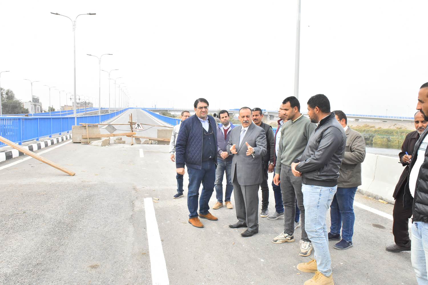 محافظ أسيوط يتفقد أعمال إنشاء كوبرى منقباد (3)