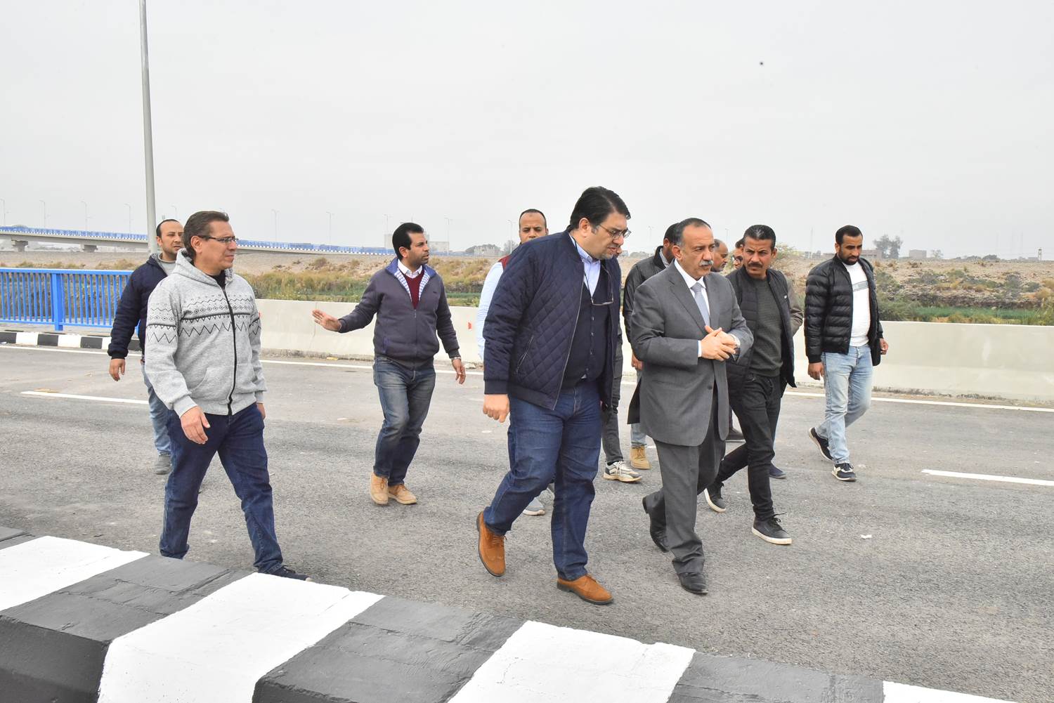 محافظ أسيوط يتفقد أعمال إنشاء كوبرى منقباد (1)