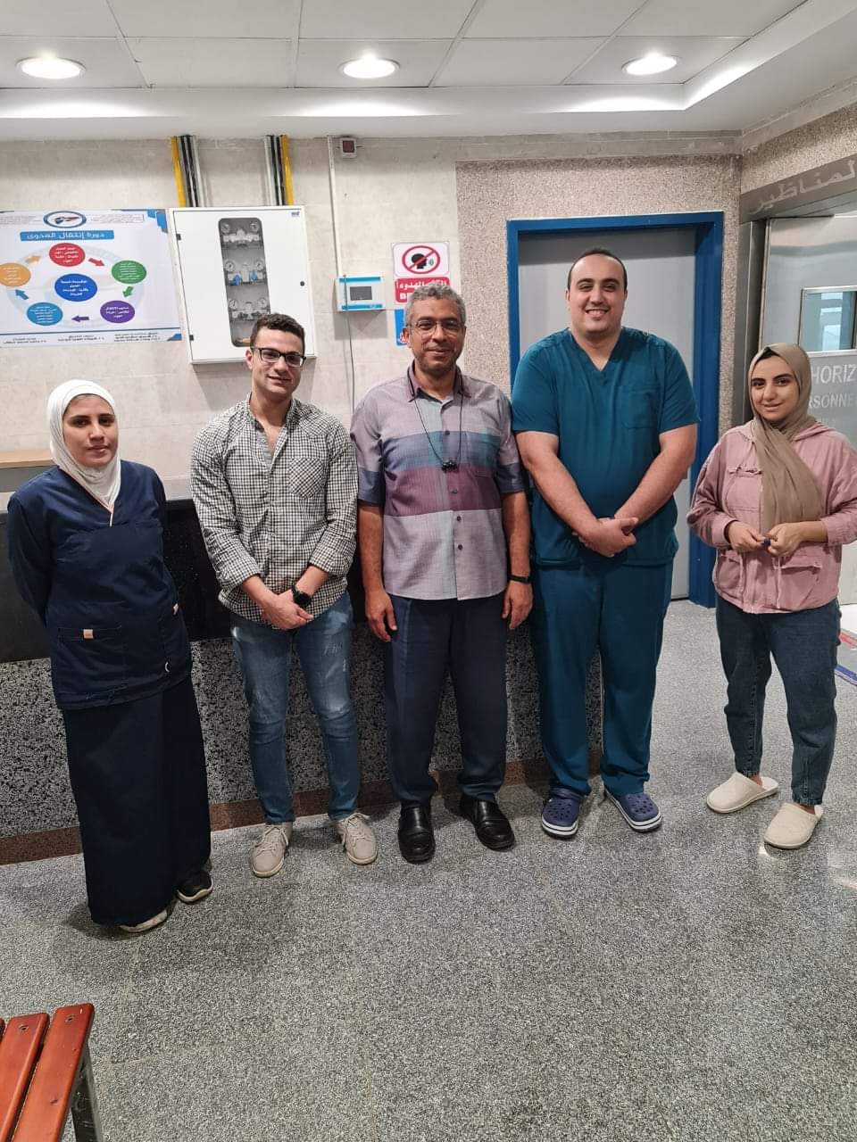 مدير المستشفى وعدد من الأطباء مدير المستشفى وعدد من الأطباء
