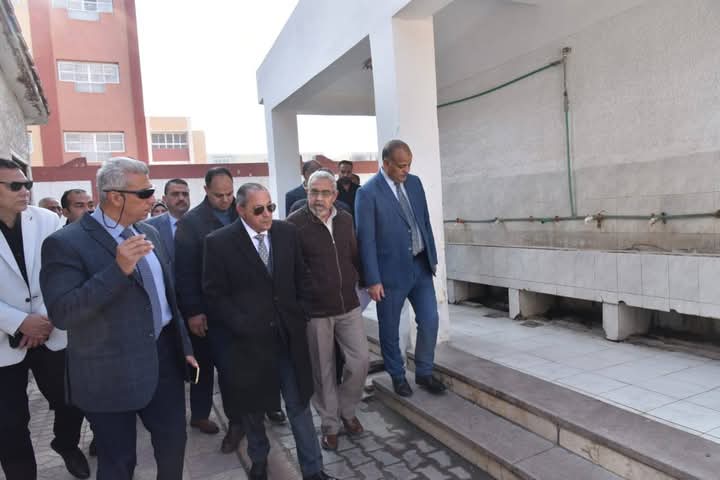 المحافظ بإحدى المدارس