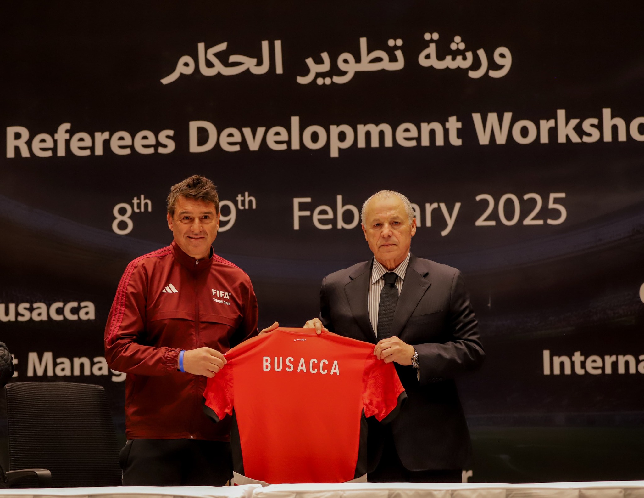 أبو ريدة يهدي بوساكا قميص منتخب مصر و درع الاتحاد أبو ريدة يهدي بوساكا قميص منتخب مصر و درع الاتحاد