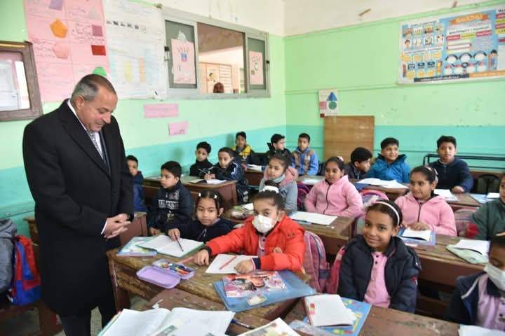 المحافظ في أحد الفصول